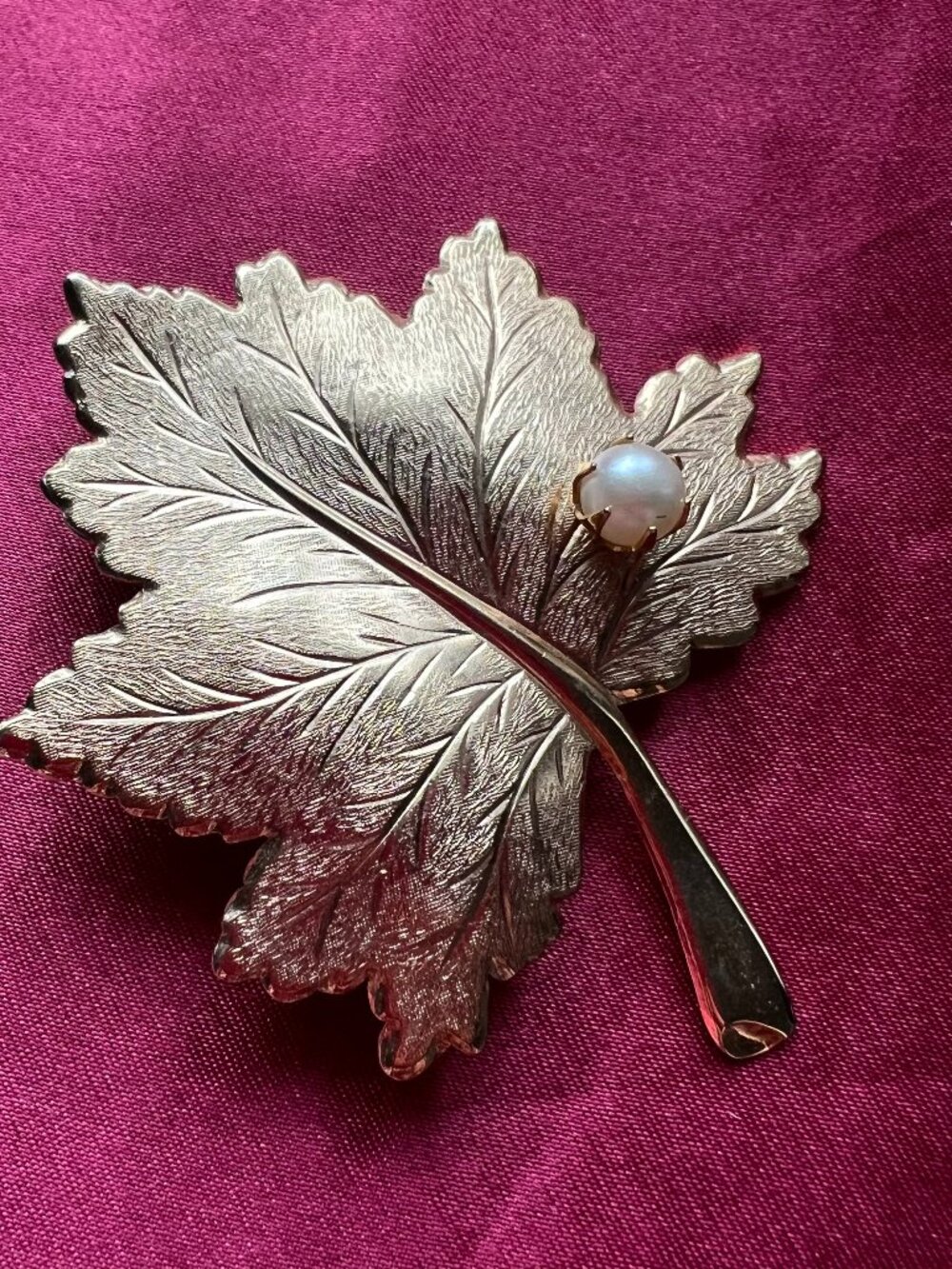 Sarah Coventry Leaf Brooch Pin Gold Tone Metal Signed Faux Pearl Accent Stamped